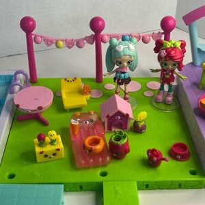Shopkins Happy Places-Pool & Sun Deck- 16 Shopkins-2 Dolls